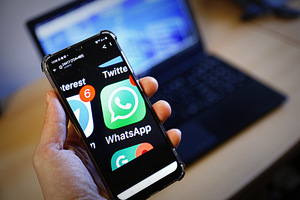 smartfon trzymany w ręku