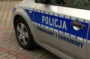 napis na radiowozie policyjnym pomagamy i chronimy