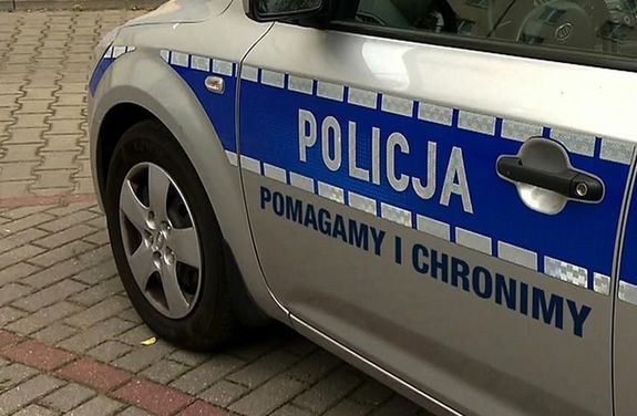 napis na radiowozie policyjnym pomagamy i chronimy