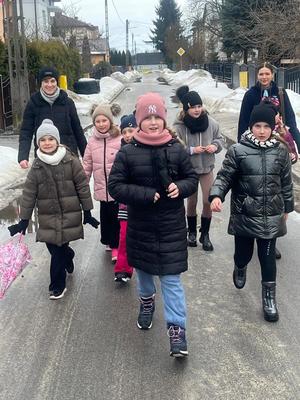 gra terenowa podczas zimowiska w bibliotece