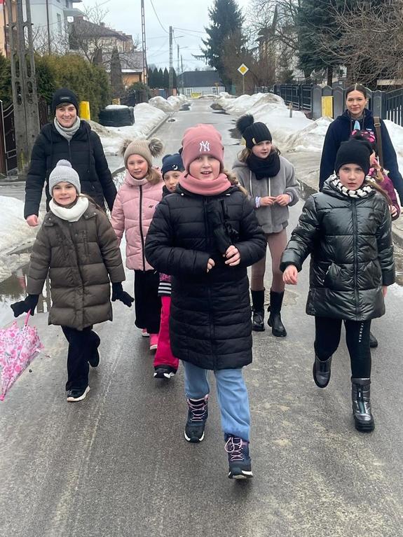 gra terenowa podczas zimowiska w bibliotece