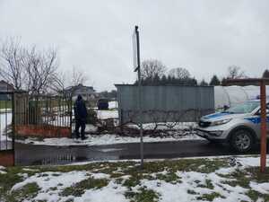 dzielnicowy zatrzymał sprawczynię kolizji drogowej, która ukryła się w garażu