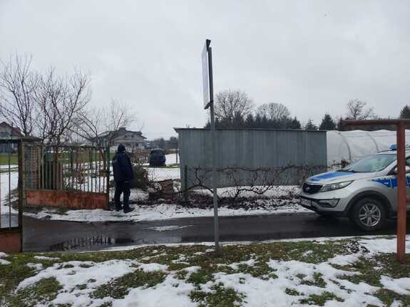 dzielnicowy zatrzymał sprawczynię kolizji drogowej, która ukryła się w garażu