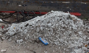 potłuczone szkło w wiaty przystankowej