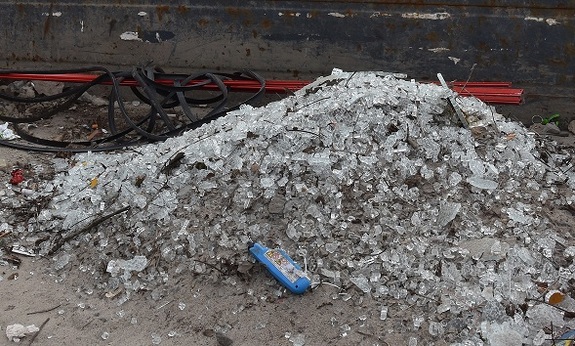 potłuczone szkło w wiaty przystankowej