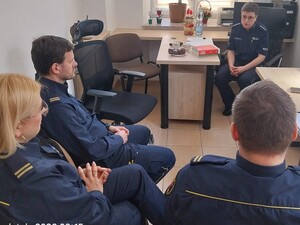 policjantka szkoli strażników miejskich