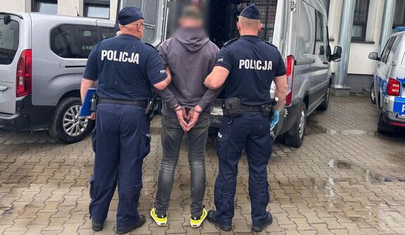 zatrzymany przez łódzkich i lubelskich "łowców głów" 46-latek przekonwojowany do zakładu karnego