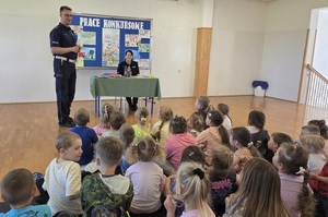 spotkanie policjantów z dziećmi w szkole