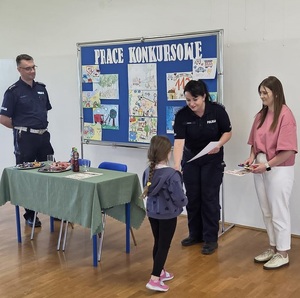 spotkanie policjantów z dziećmi w szkole