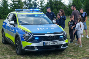 radiowóz , wokół bawiące się dzieci