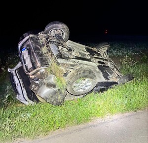 leżący na dachu samochód