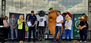organizatorzy i partnerzy mundurowego dnia dziecka na scenie