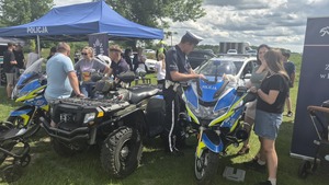 motocykle policyjne oraz quad, obok stoi umundurowany policjant wraz z dziećmi