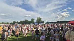 dzieci oraz młodzież w trakcie zabawy na mundurowym dniu dziecka