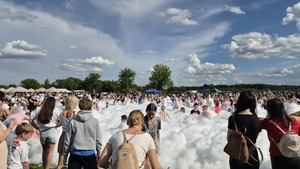 dzieci i młodzież w trakcie piana party