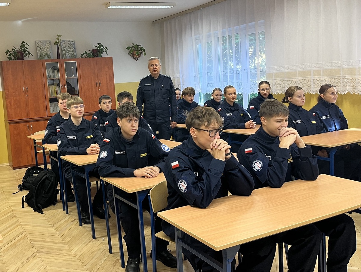 Zajęcia policjanta w II Liceum Ogólnokształcącym w Hrubieszowie