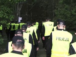 zdjęcie poglądowe na którym widać policjantów wchodzących nocą do lasu