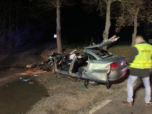 rozbite auto, policjant wykonuje oględziny