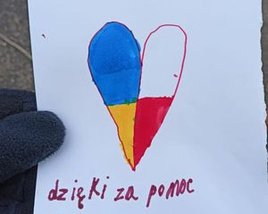 rysunek serca w ręku policjanta