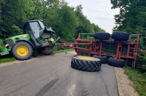 przewrócona na drodze przyczepa, oderwane koło od ciągnika